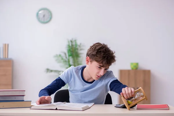 Studente preparazione per gli esami nel concetto di gestione del tempo — Foto Stock