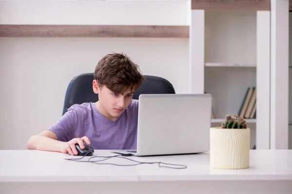 学校の少年は自宅でコンピュータゲームをプレイ — ストック写真