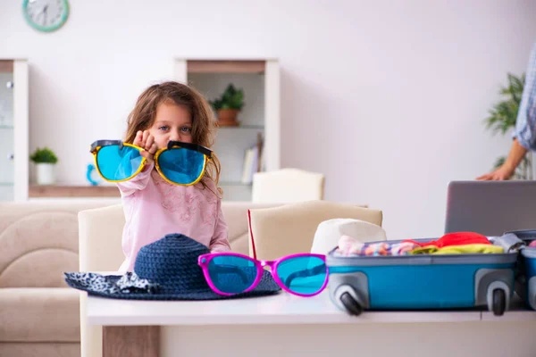 Giovane uomo e la sua piccola figlia che si prepara per il viaggio — Foto Stock