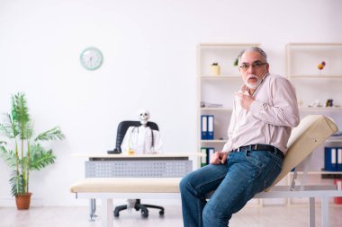 Yaşlı adam ölü doktoru ziyaret ediyor.