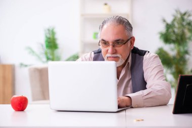 Evde Noel konseptinde yaşlı bir adam