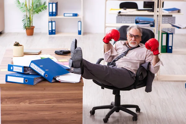 Homme d'affaires en colère et furieux sur le lieu de travail — Photo