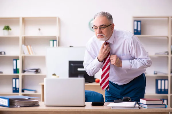 Vecchio dipendente maschile che lavora in ufficio — Foto Stock