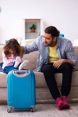 Genç adam ve küçük kızı yolculuğa hazırlanıyorlar.