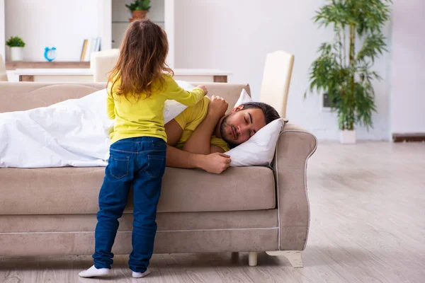 Küçük kız hasta babasına bakıyor.