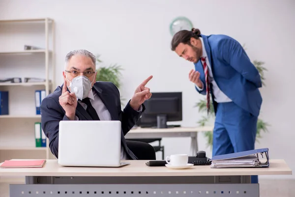 Dois empregados no local de trabalho durante a pandemia — Fotografia de Stock