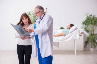 Genç eş hasta kocasını klinikte ziyaret ediyor.