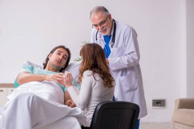 Hastanede genç bir aile var.