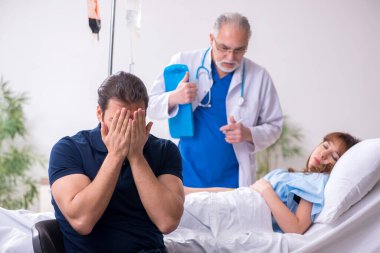 Genç koca, hasta karısını klinikte ziyaret ediyor.