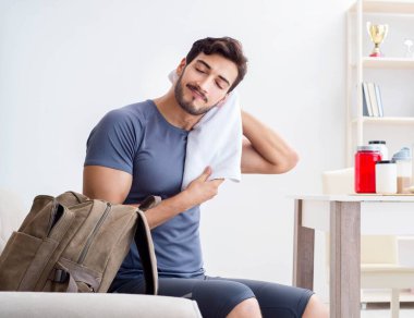 Genç adam spor için hazırlanıyor.