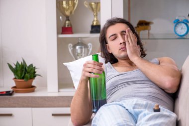 Evde alkolizm çeken eski şampiyon.