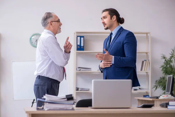 Deux employés dans le bureau — Photo