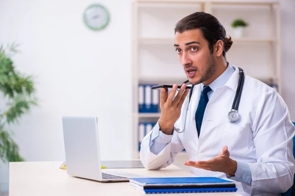 Jeune homme beau médecin travaillant à la clinique — Photo