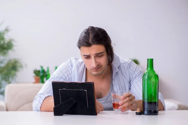 Junger männlicher Alkoholiker in unerwiderter Liebe — Stockfoto
