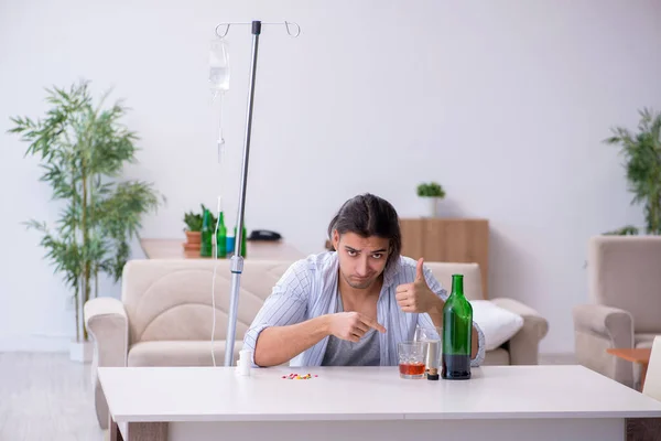 Jovem no conceito de tratamento da dependência de álcool — Fotografia de Stock