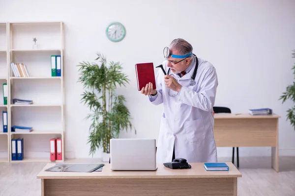 Oude mannelijke arts otoloog werkzaam in de kliniek — Stockfoto