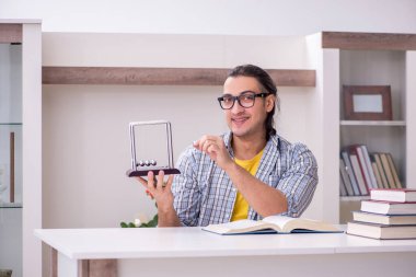 Genç erkek öğrenci sınava evde hazırlanıyor.