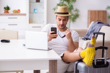 Genç adam evden ayrılmaya hazırlanıyor.