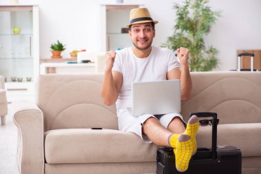 Genç adam evden ayrılmaya hazırlanıyor.