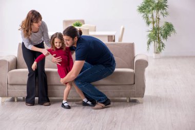 Genç bir çift ve aile içi çatışma konsepti.