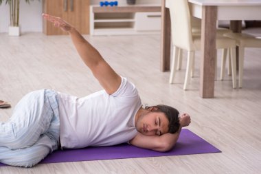 Genç erkek güne sabah egzersizleriyle başlıyor.