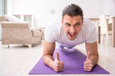 Genç erkek güne sabah egzersizleriyle başlıyor.