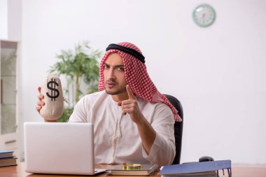 Ofiste çalışan genç bir Arap erkek.