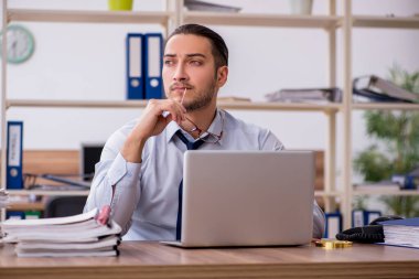 Genç bir erkek işçi aşırı işten memnun değil.