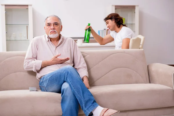 Muž s problémy s pitím a rodina — Stock fotografie