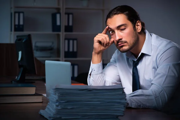 Ung manlig anställd på kontoret nattetid — Stockfoto