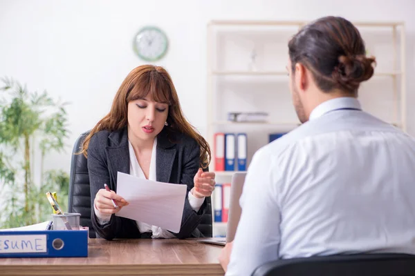 Geschäftstreffen zwischen Geschäftsfrau und Geschäftsfrau — Stockfoto