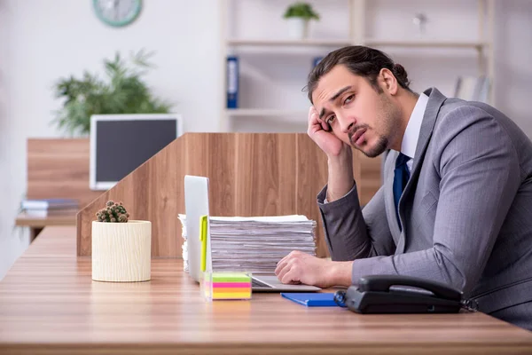 Giovane dipendente maschile che lavora in ufficio — Foto Stock