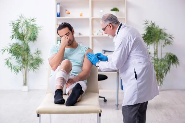 Jonge gewonde man in het ziekenhuis — Stockfoto