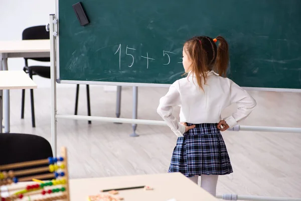 Niña frente a pizarra en el aula —  Fotos de Stock