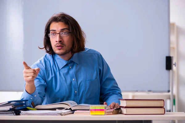 Fiatal férfi tanár az osztályteremben — Stock Fotó