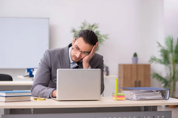 Jeune employé masculin travaillant au bureau — Photo