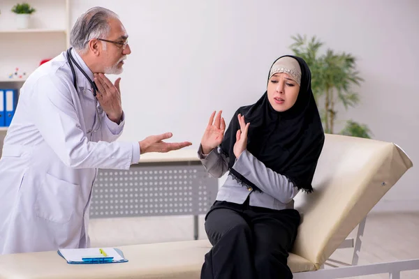 Mujer árabe que visita médico experimentado — Foto de Stock