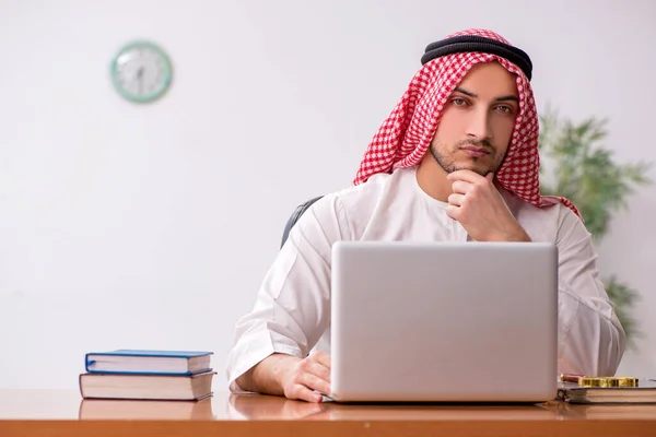 Young male arab employee working in the office — Stock Photo, Image