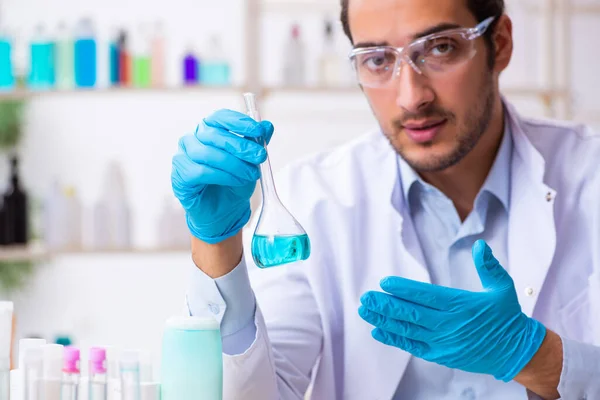 Joven químico masculino trabajando en el laboratorio — Foto de Stock