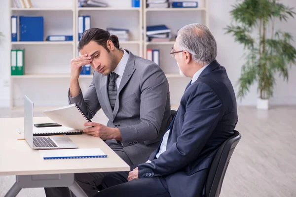 Viejos y jóvenes empresarios en concepto de reuniones de negocios — Foto de Stock