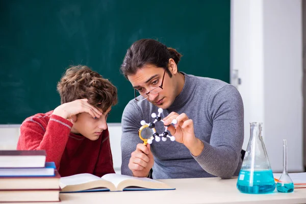 Ung manlig lärare och skolpojke i klassrummet — Stockfoto