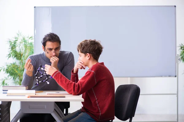 Ung manlig lärare och skolpojke i klassrummet — Stockfoto