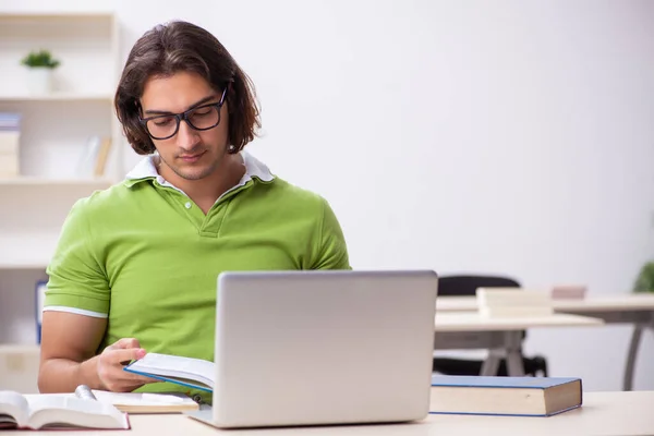 Jonge mannelijke student in de klas — Stockfoto