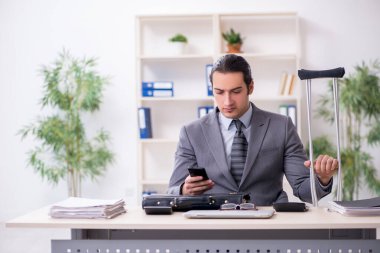 İş yerinde geçirdiği kazadan sonra genç bir erkek işçi.