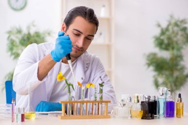 Parfüm sentezi konseptinde genç bir kimyager.