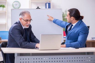 Yound ve eski çalışanlar iş sunumu konsepti