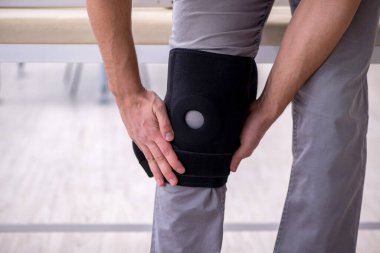 Hastanede yaralı genç bir adam var.