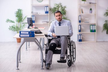 Ofiste çalışan genç bacağı yaralı bir çalışan.