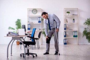 Ofiste çalışan genç bacağı yaralı bir çalışan.