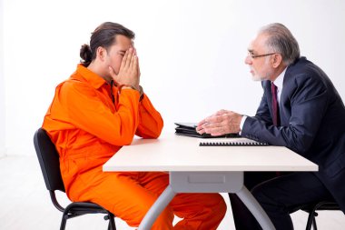 Duruşma öncesi gözaltı avukatıyla genç tutuklu toplantısı